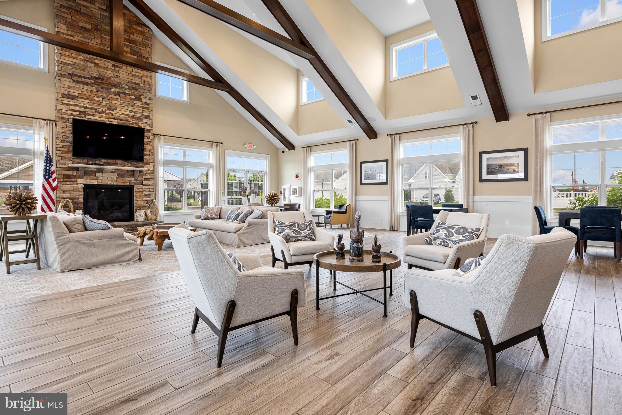 PELICAN POINT - Residential