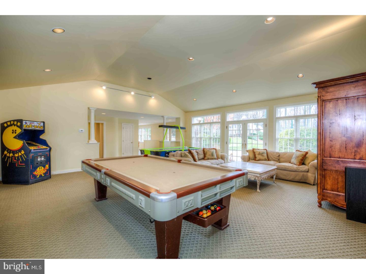 COLONIAL VILLAGE - Residential