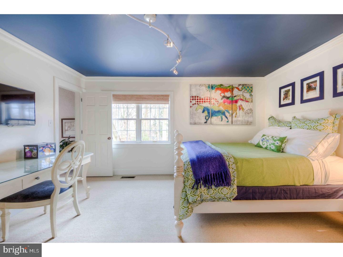 COLONIAL VILLAGE - Residential