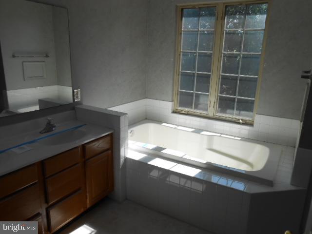COLONIAL HILLS - Residential