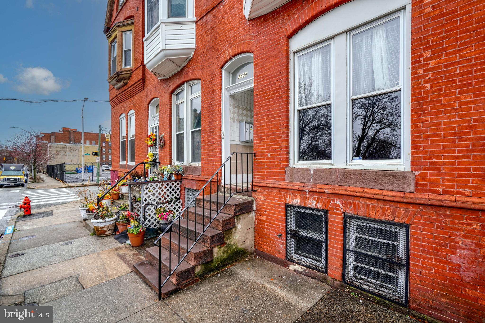 INCREDIBLE INVESTMENT OPPORTUNITY! THIS METICULOUSLY RENOVATED 3-UNIT PROPERTY IS A PRIME CHOICE FOR SAVVY INVESTORS OR OWNER-OCCUPANTS SEEKING RENTAL INCOME.
FEATURING ONE VACANT UNIT, IT PROVIDES THE FLEXIBILITY FOR A LIVE-AND-RENT STRATEGY OR CATERING TO THE NEEDS OF A REGULAR INVESTOR LOOKING TO MAXIMIZE CASH FLOW. THE PROPERTY IS IN EXCELLENT CONDITION, ENSURING A HASSLE-FREE INVESTMENT.
UNITS BOASTS GRANITE COUNTERTOPS, WHITE CABINETS, AND WASHER AND RYER IN UNIT, OFFERING MODERN AND STYLISH LIVING. TAKE ADVANTAGE OF THIS RARE OPPORTUNITY TO OWN A WELL-MAINTAINED, INCOME-GENERATING PROPERTY.
CONTACT US NOW FOR MORE INFORMATION AND TO SCHEDULE A VIEWING.
