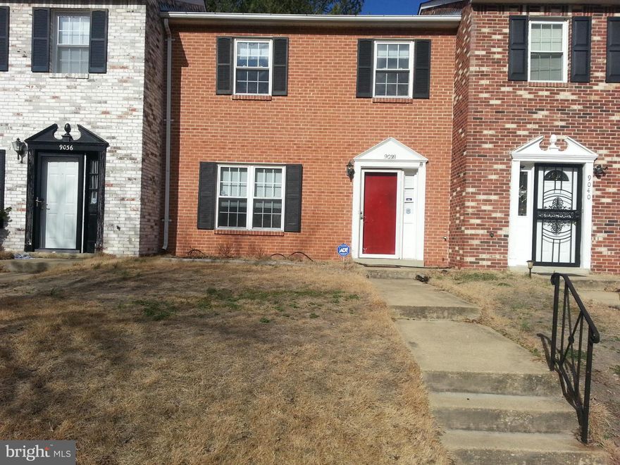 Homeowner interested in selling townhouse. Open kitchen, dishwasher, washer and dryer, hardwood floor living room, new bathtub and toilet in master bath. Fenced rear yard perfect for family gatherings. Nice home and neighborhood for a family.