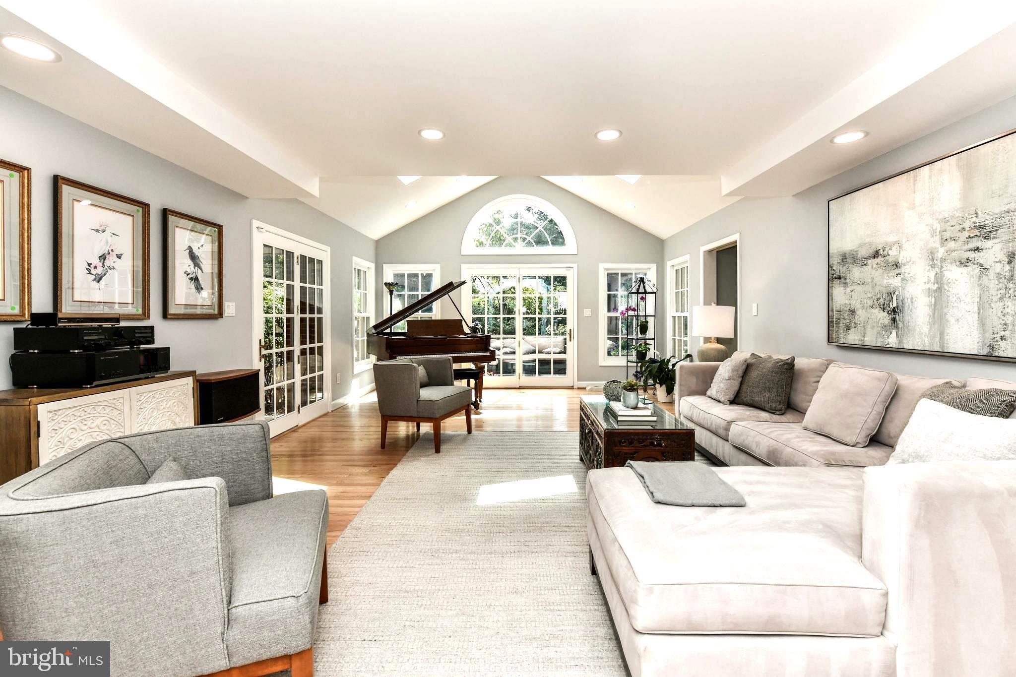 COUNTRY CLUB MANOR - Residential