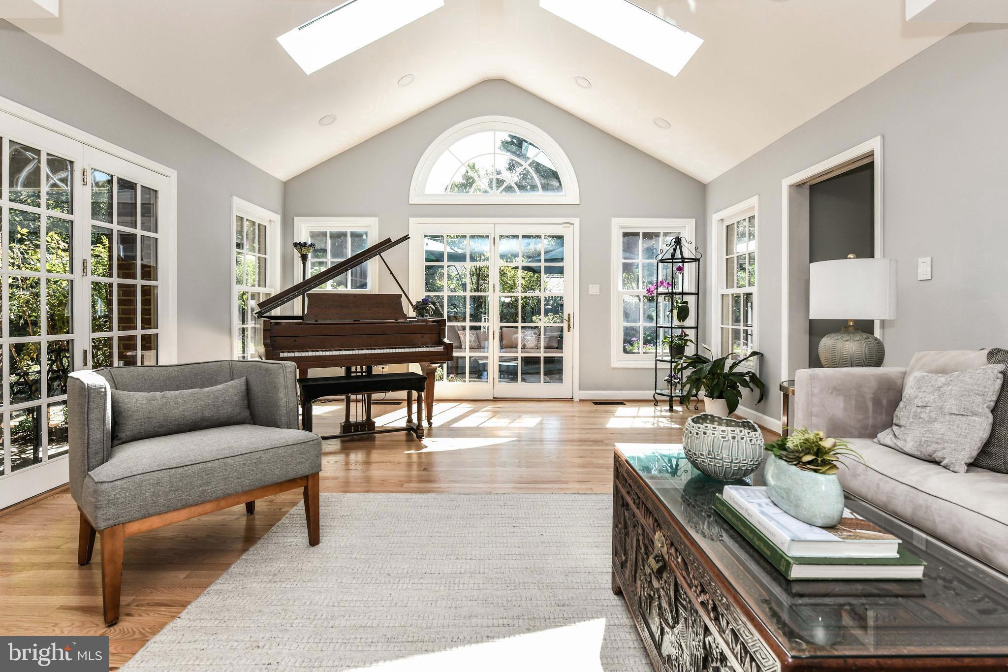 COUNTRY CLUB MANOR - Residential