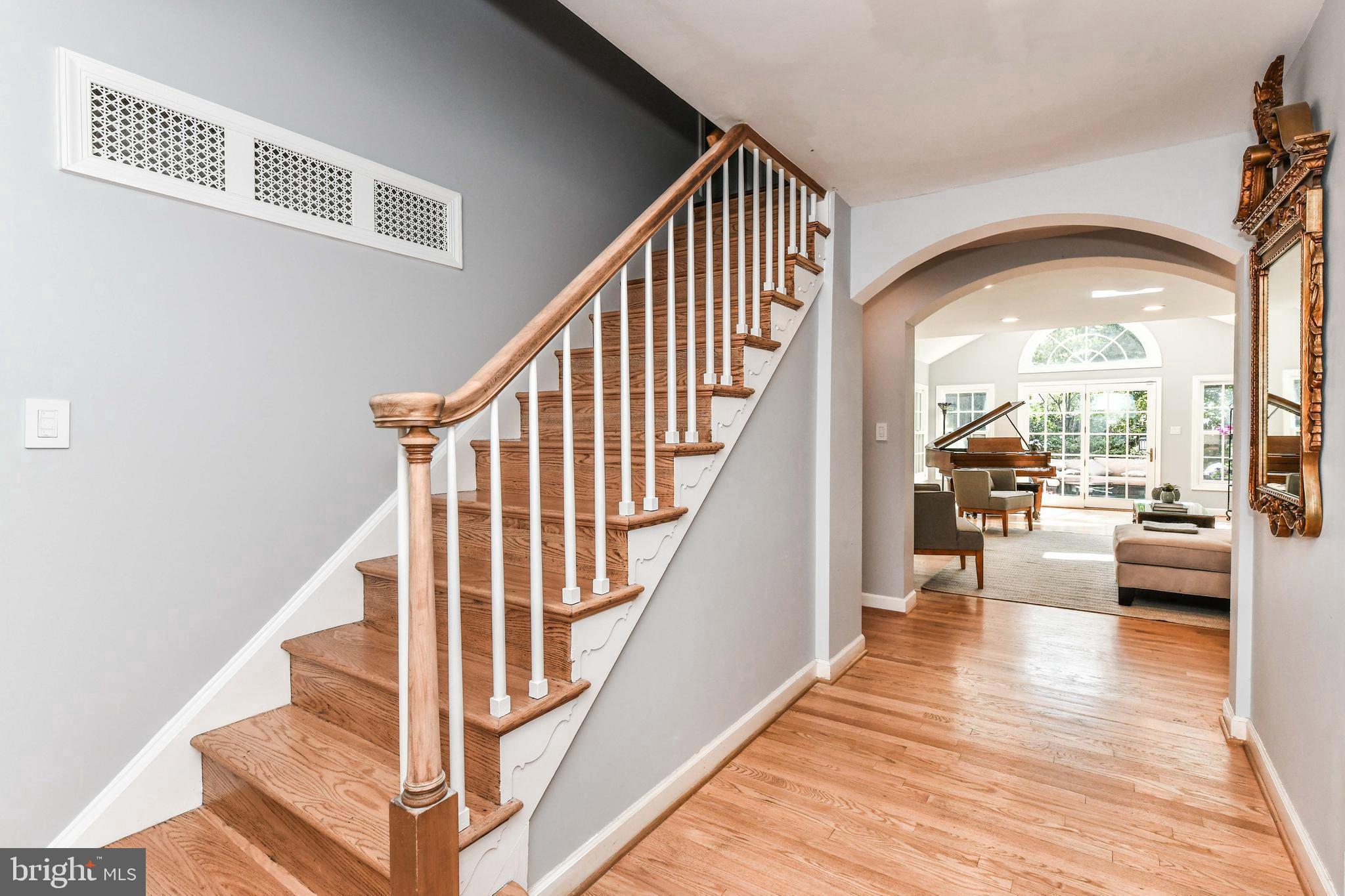 COUNTRY CLUB MANOR - Residential