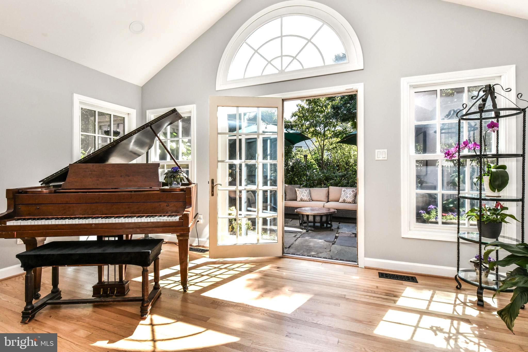 COUNTRY CLUB MANOR - Residential