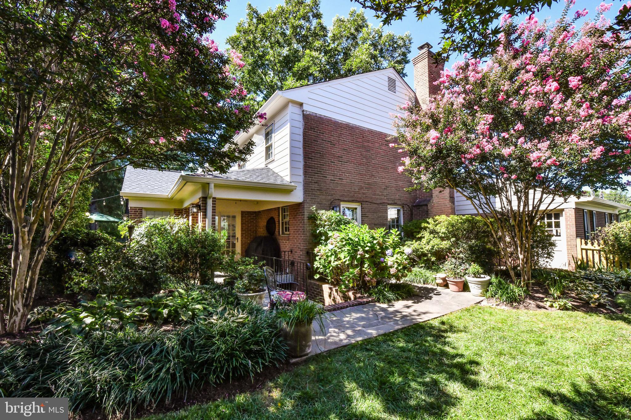 COUNTRY CLUB MANOR - Residential