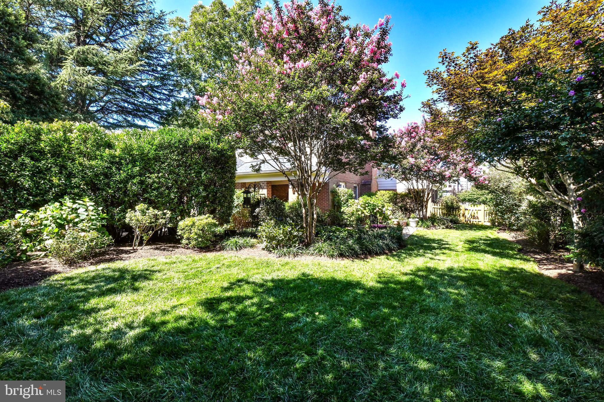 COUNTRY CLUB MANOR - Residential