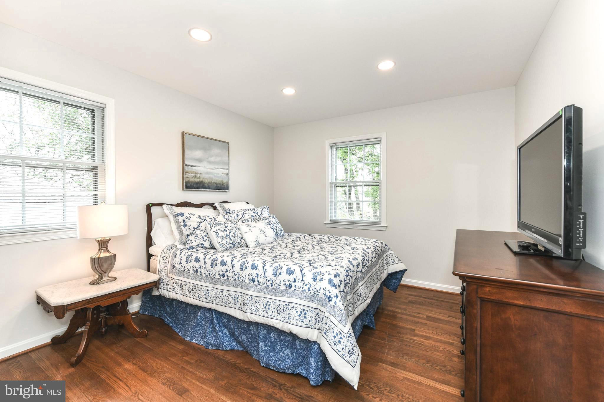 COUNTRY CLUB MANOR - Residential