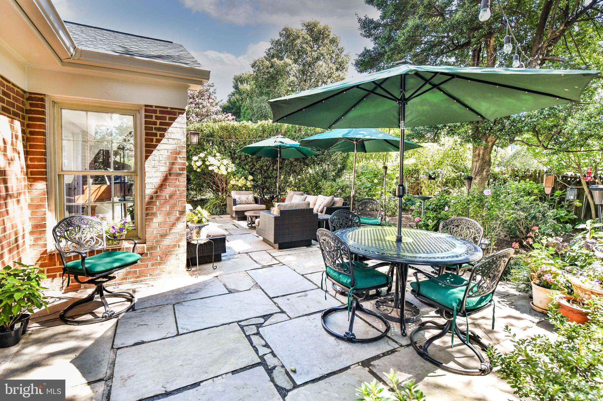 COUNTRY CLUB MANOR - Residential