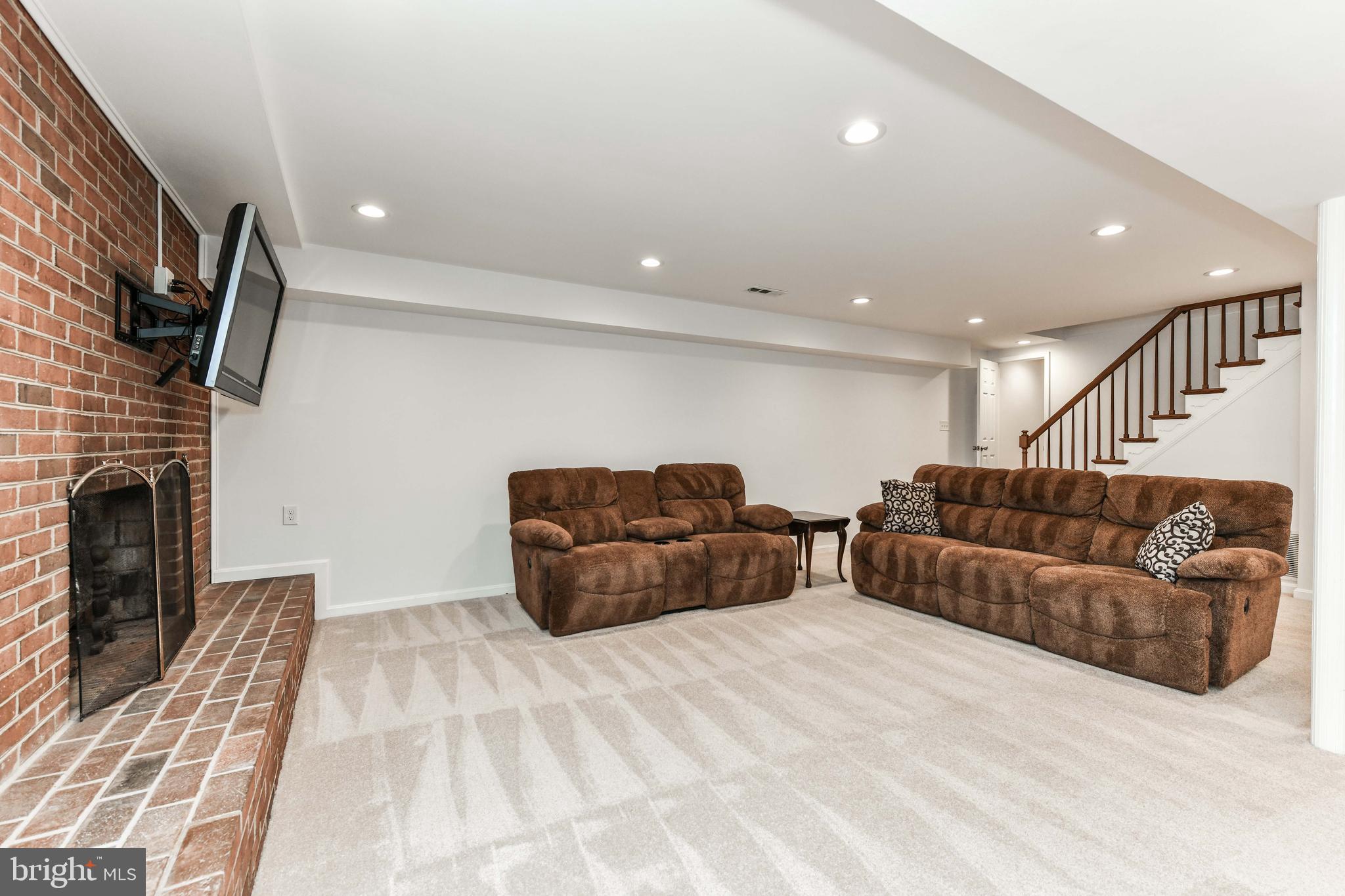 COUNTRY CLUB MANOR - Residential