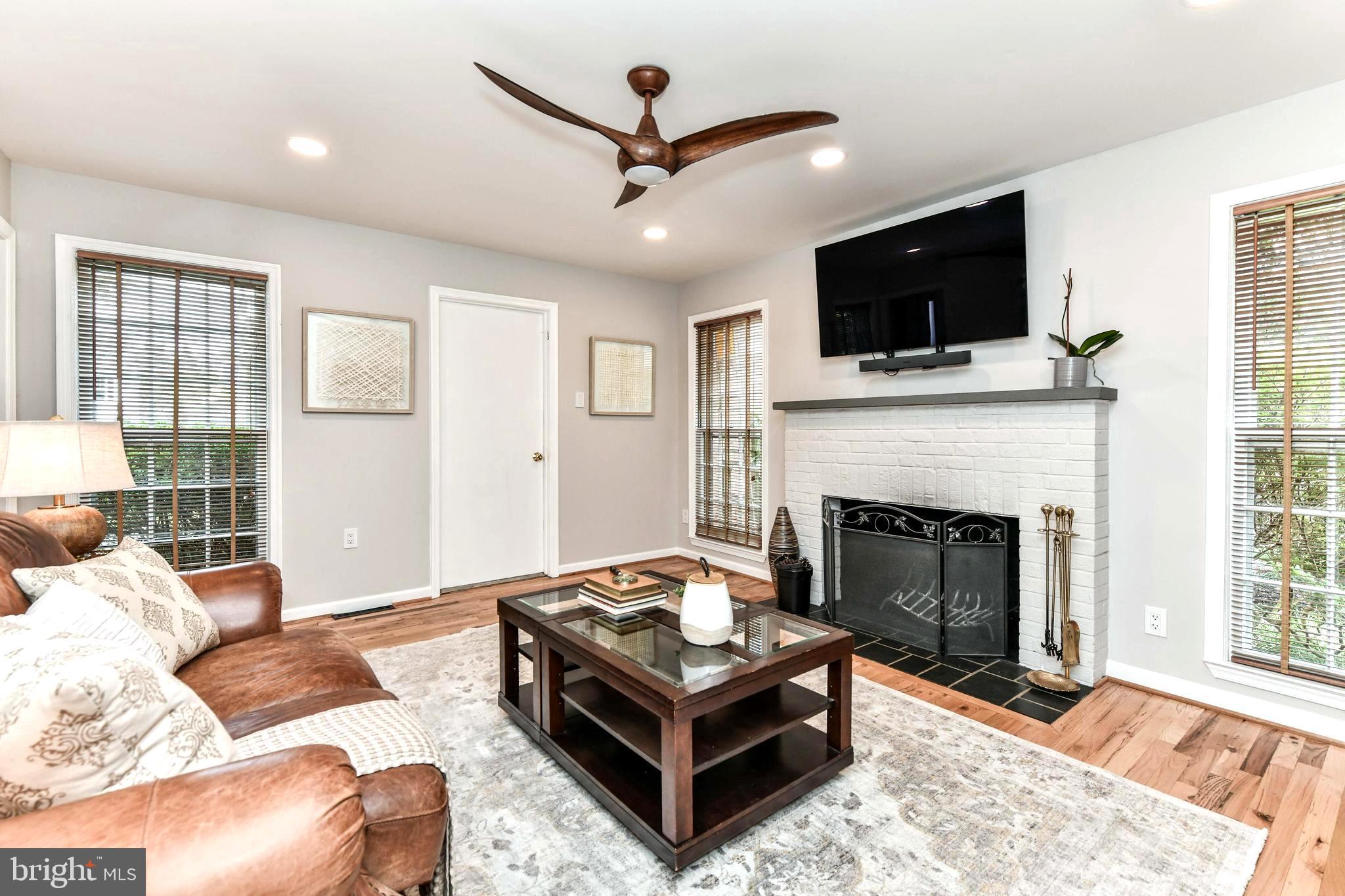 COUNTRY CLUB MANOR - Residential