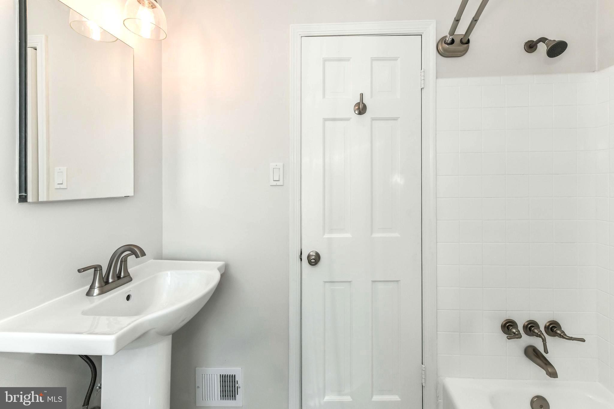 COUNTRY CLUB MANOR - Residential