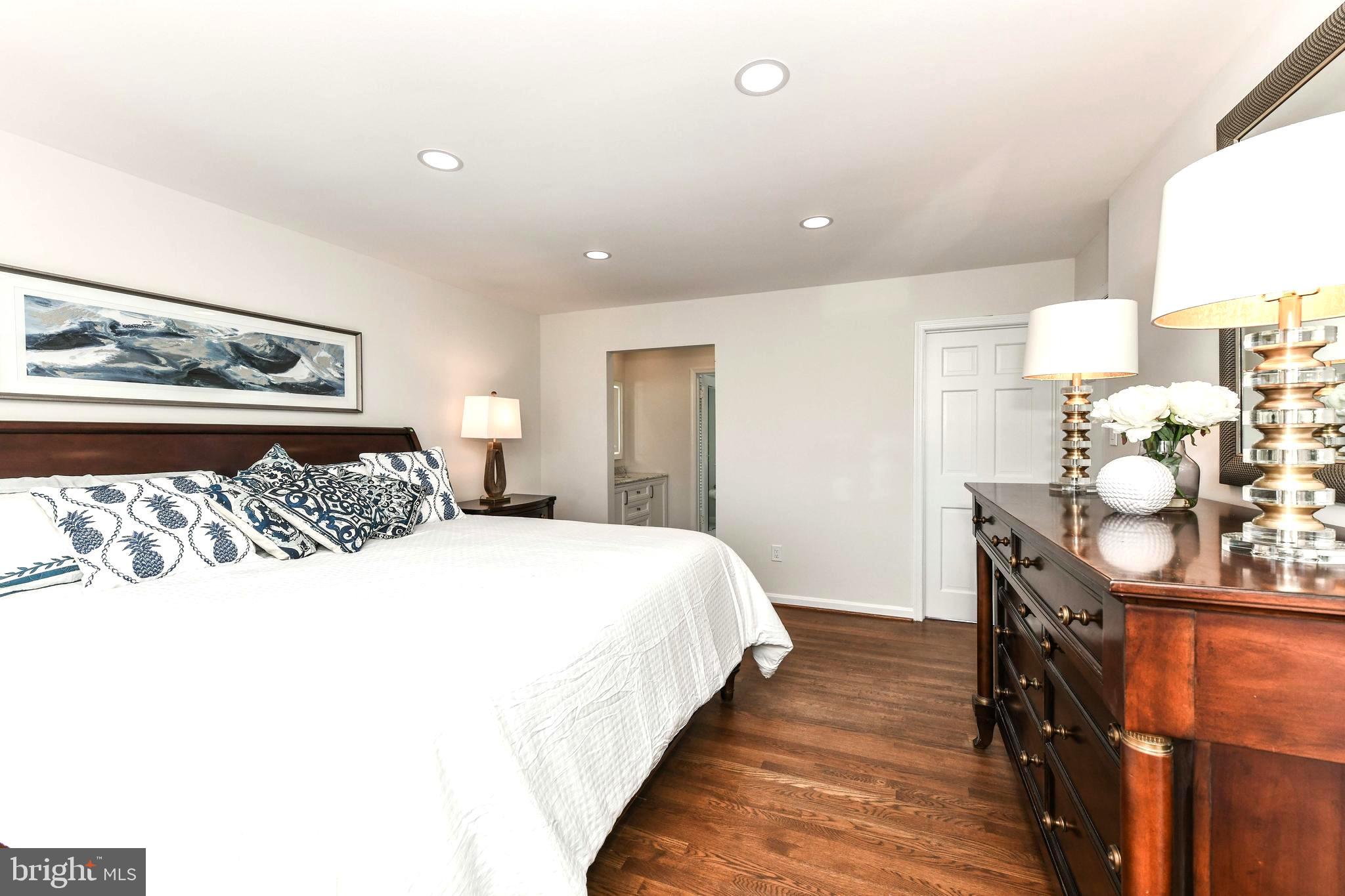 COUNTRY CLUB MANOR - Residential