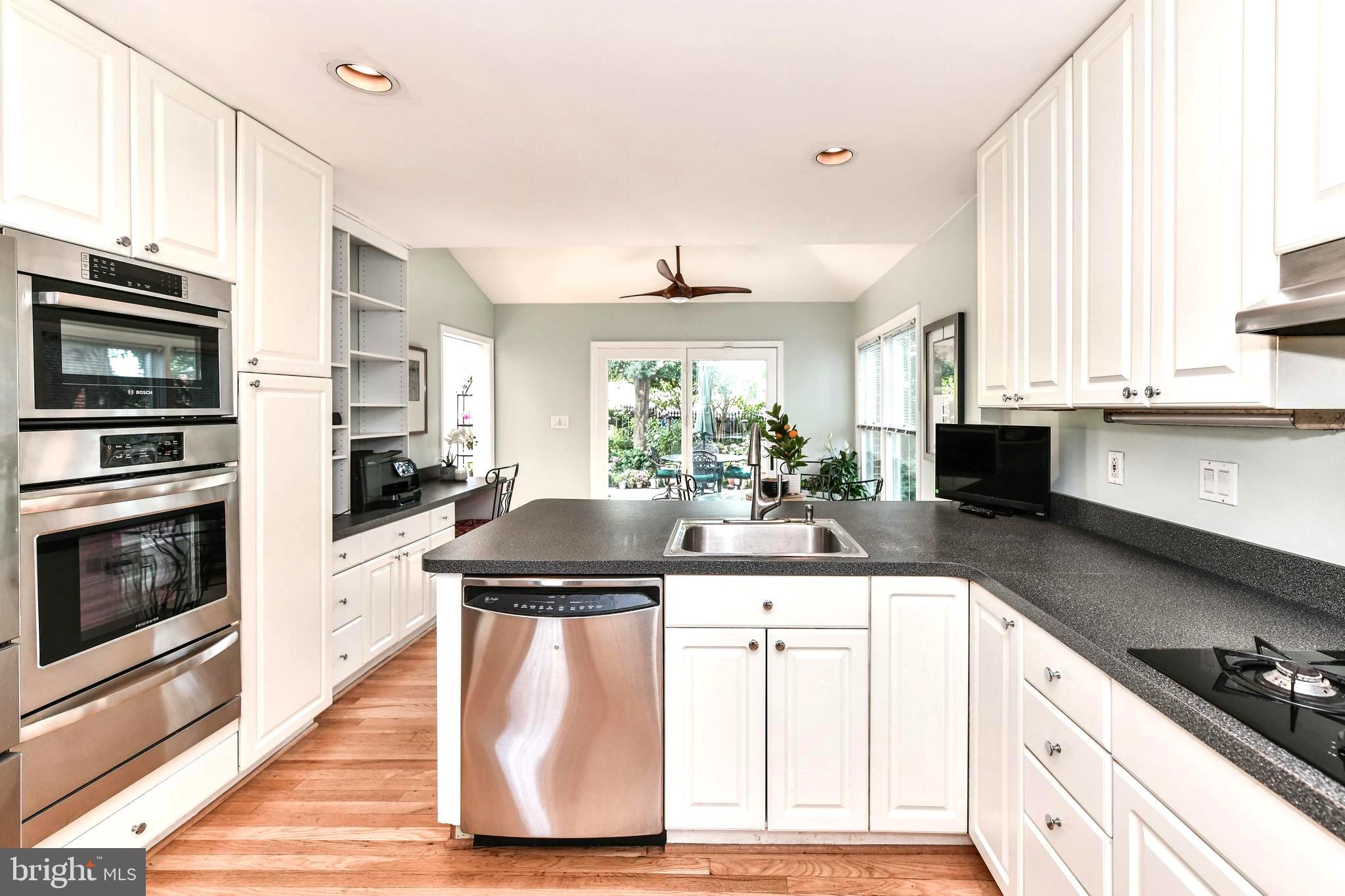 COUNTRY CLUB MANOR - Residential