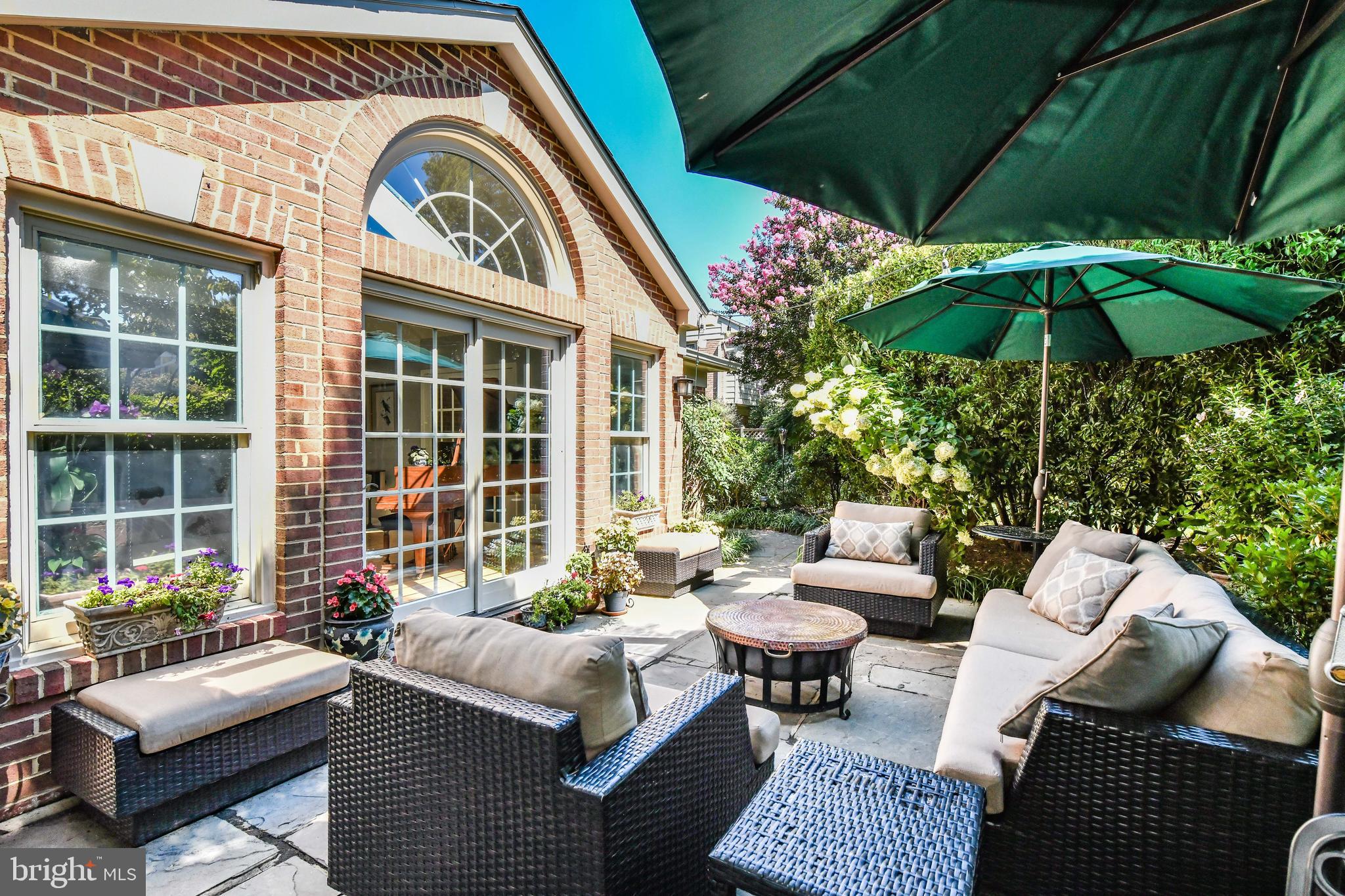 COUNTRY CLUB MANOR - Residential