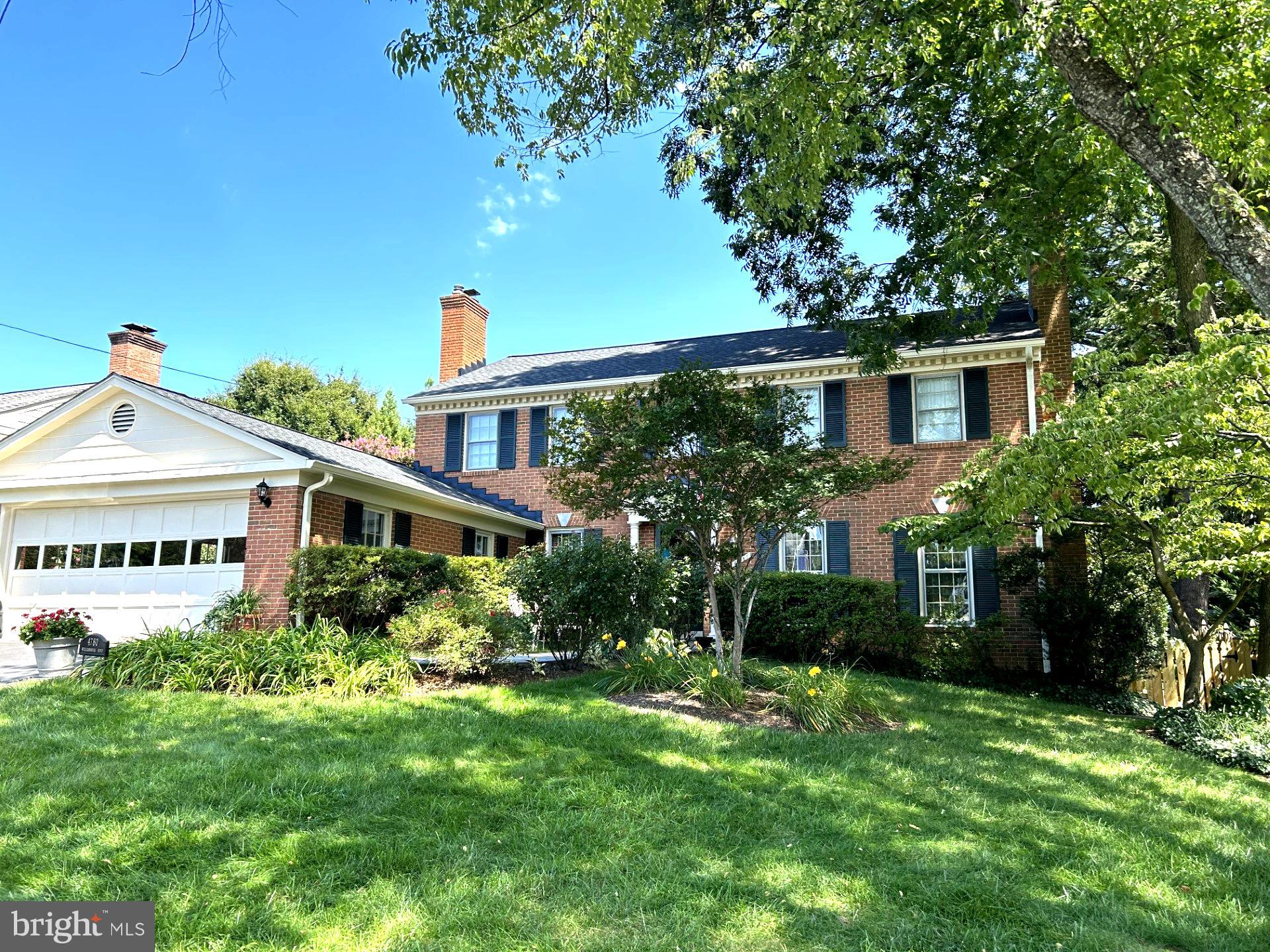 COUNTRY CLUB MANOR - Residential