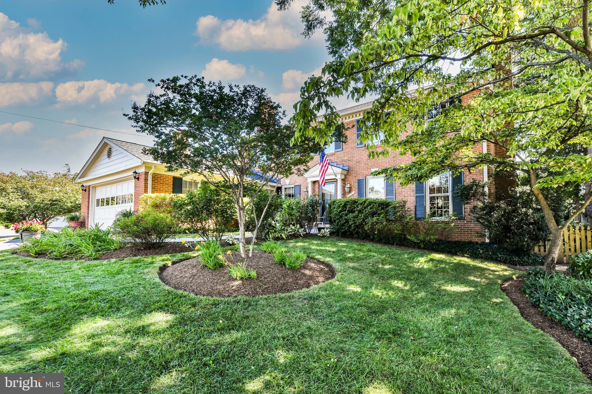 COUNTRY CLUB MANOR - Residential