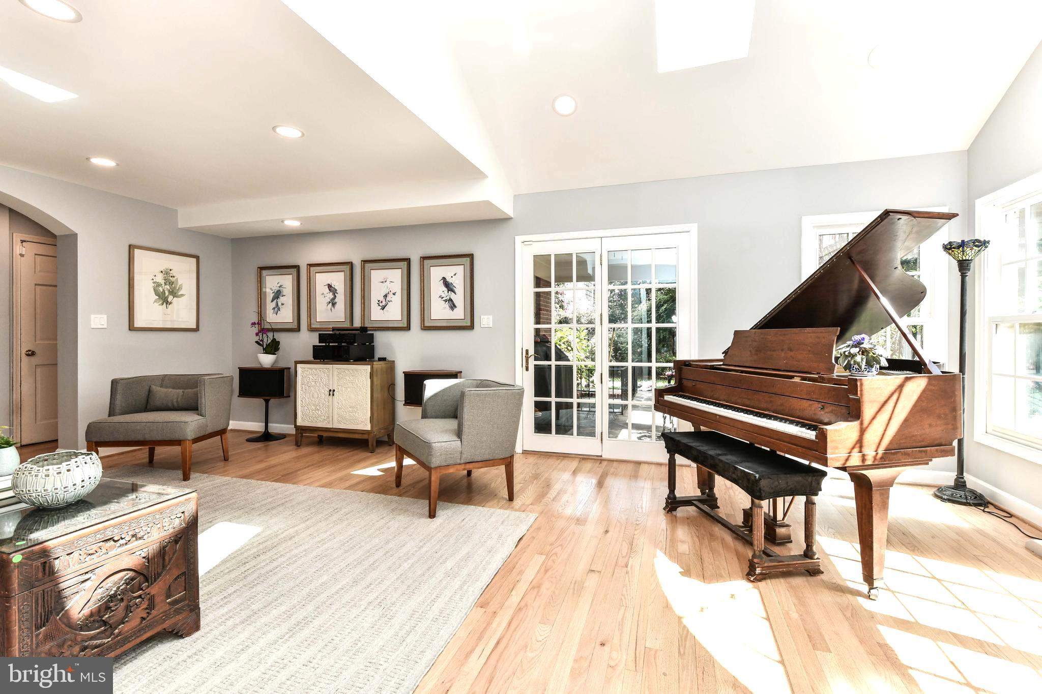 COUNTRY CLUB MANOR - Residential