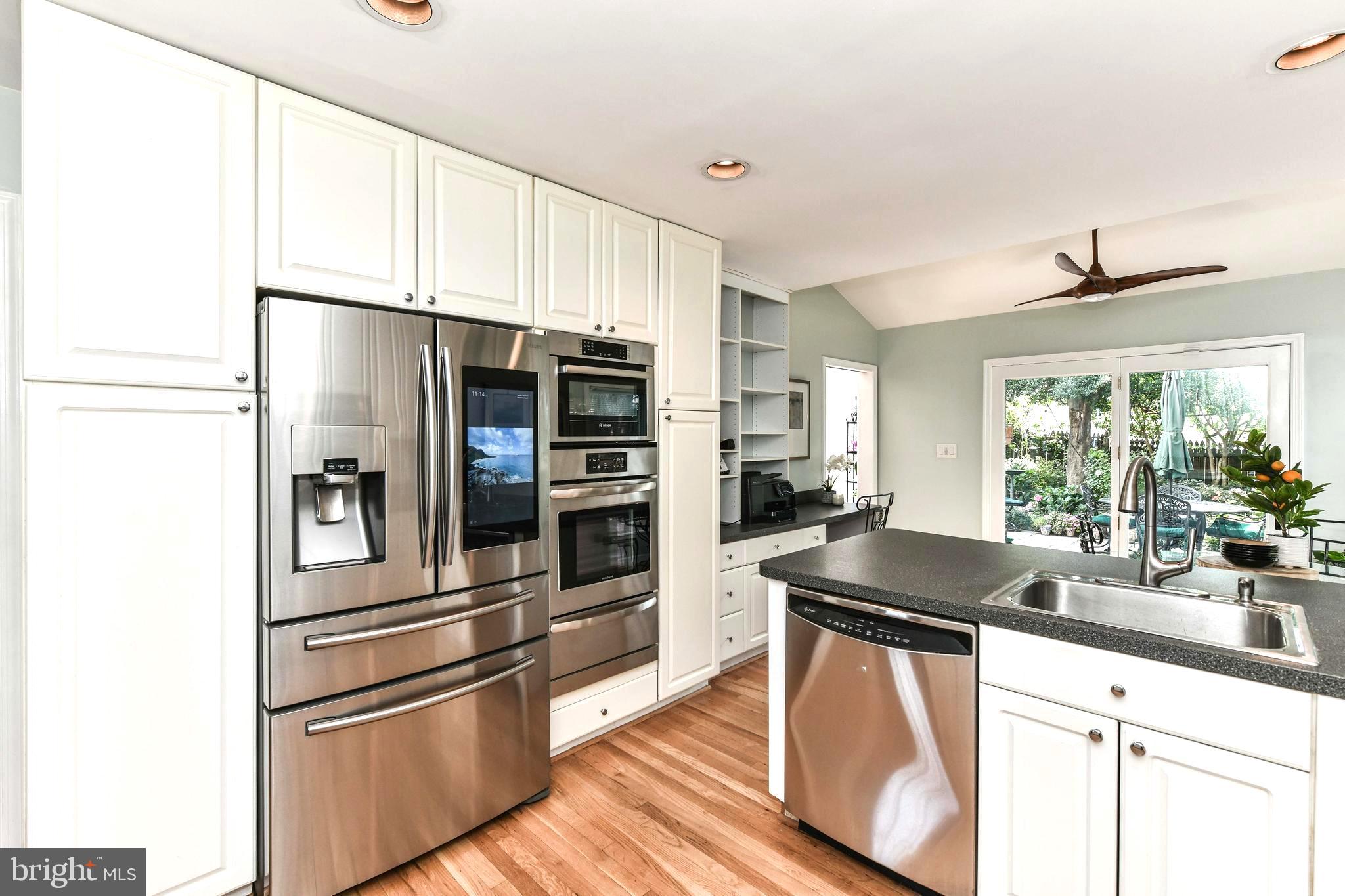 COUNTRY CLUB MANOR - Residential