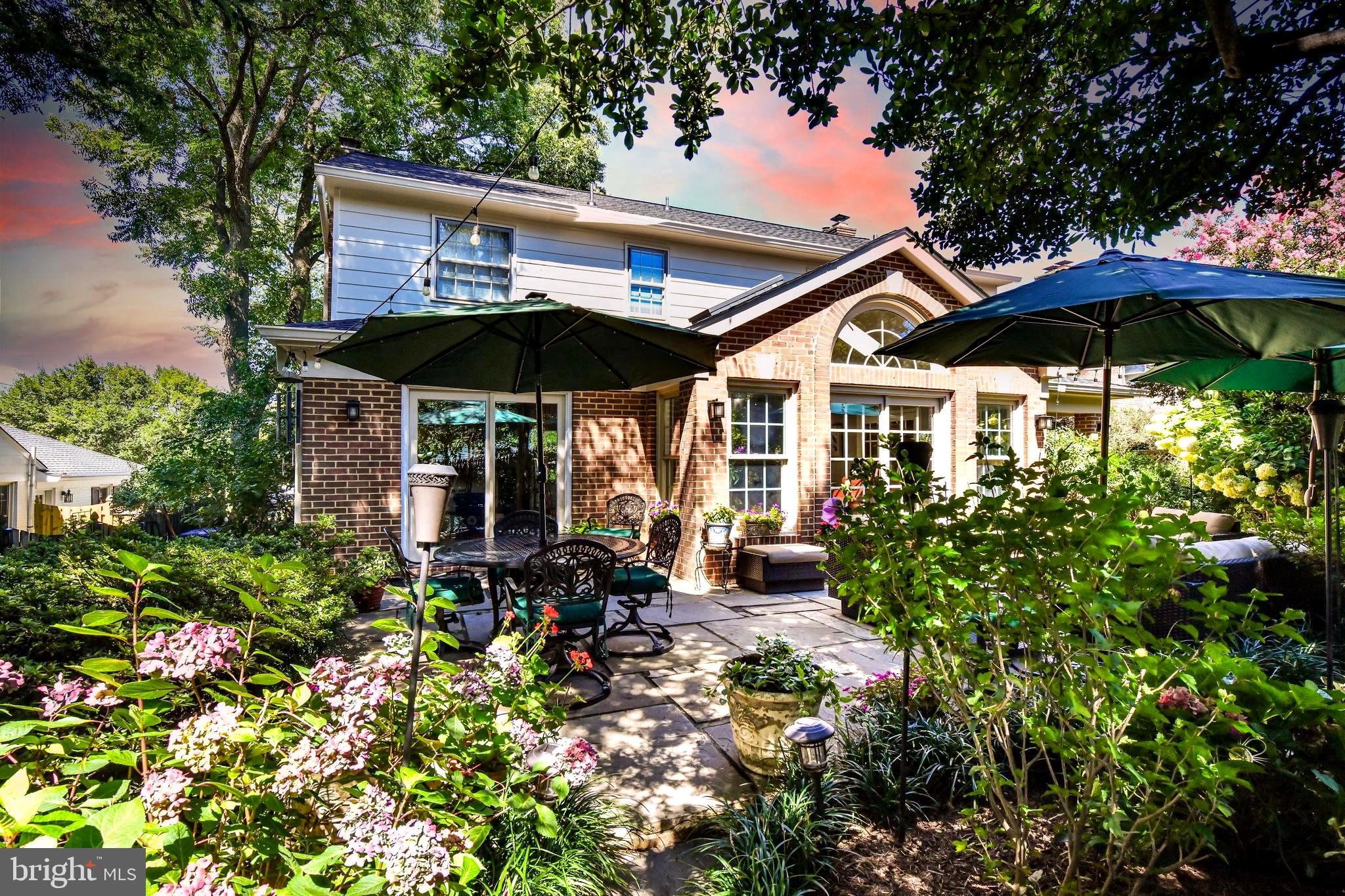 COUNTRY CLUB MANOR - Residential