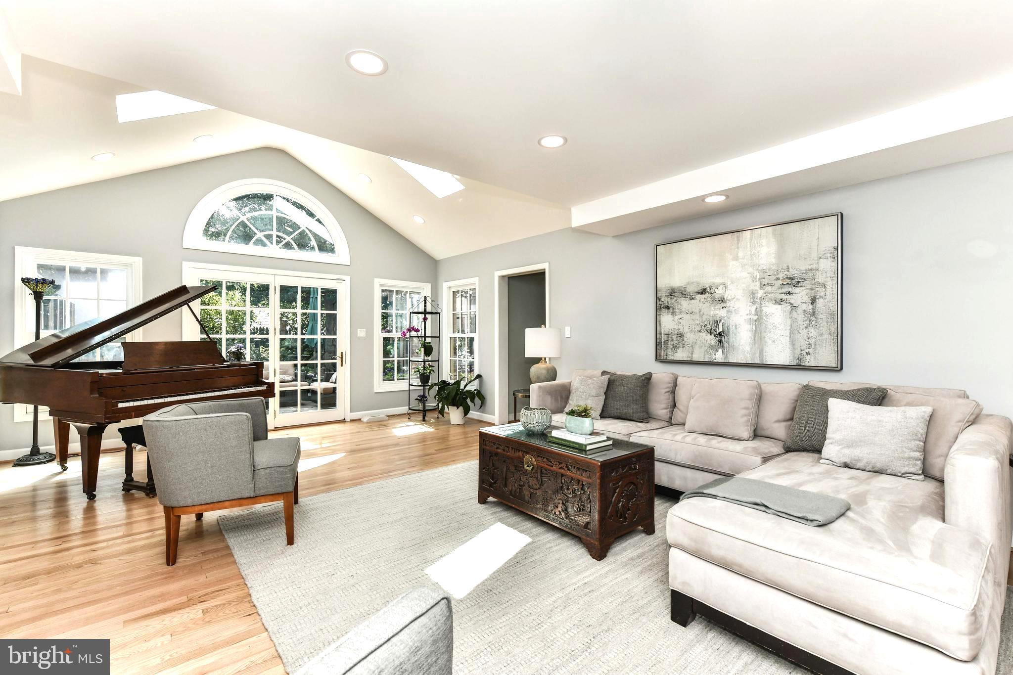 COUNTRY CLUB MANOR - Residential