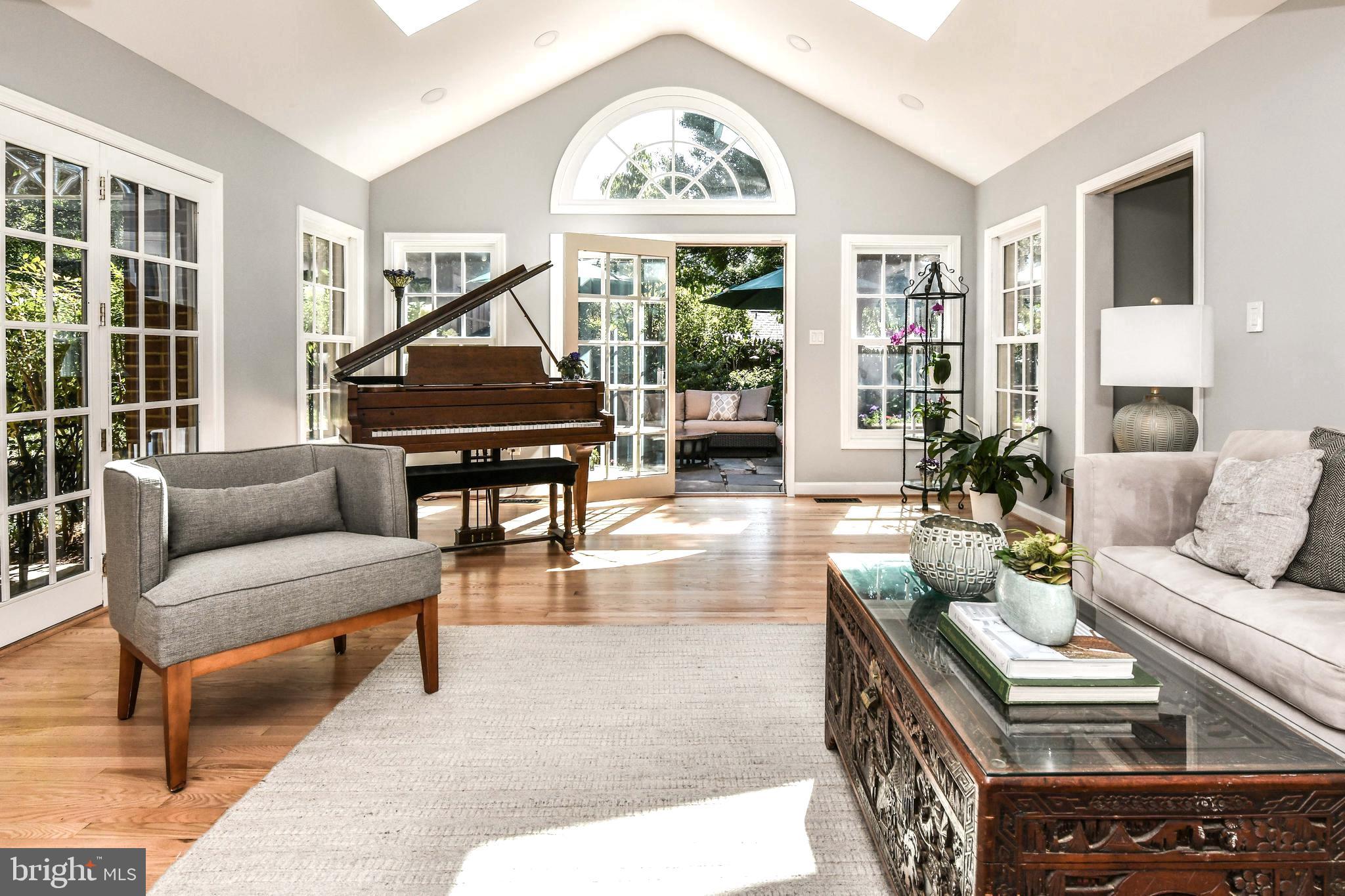 COUNTRY CLUB MANOR - Residential