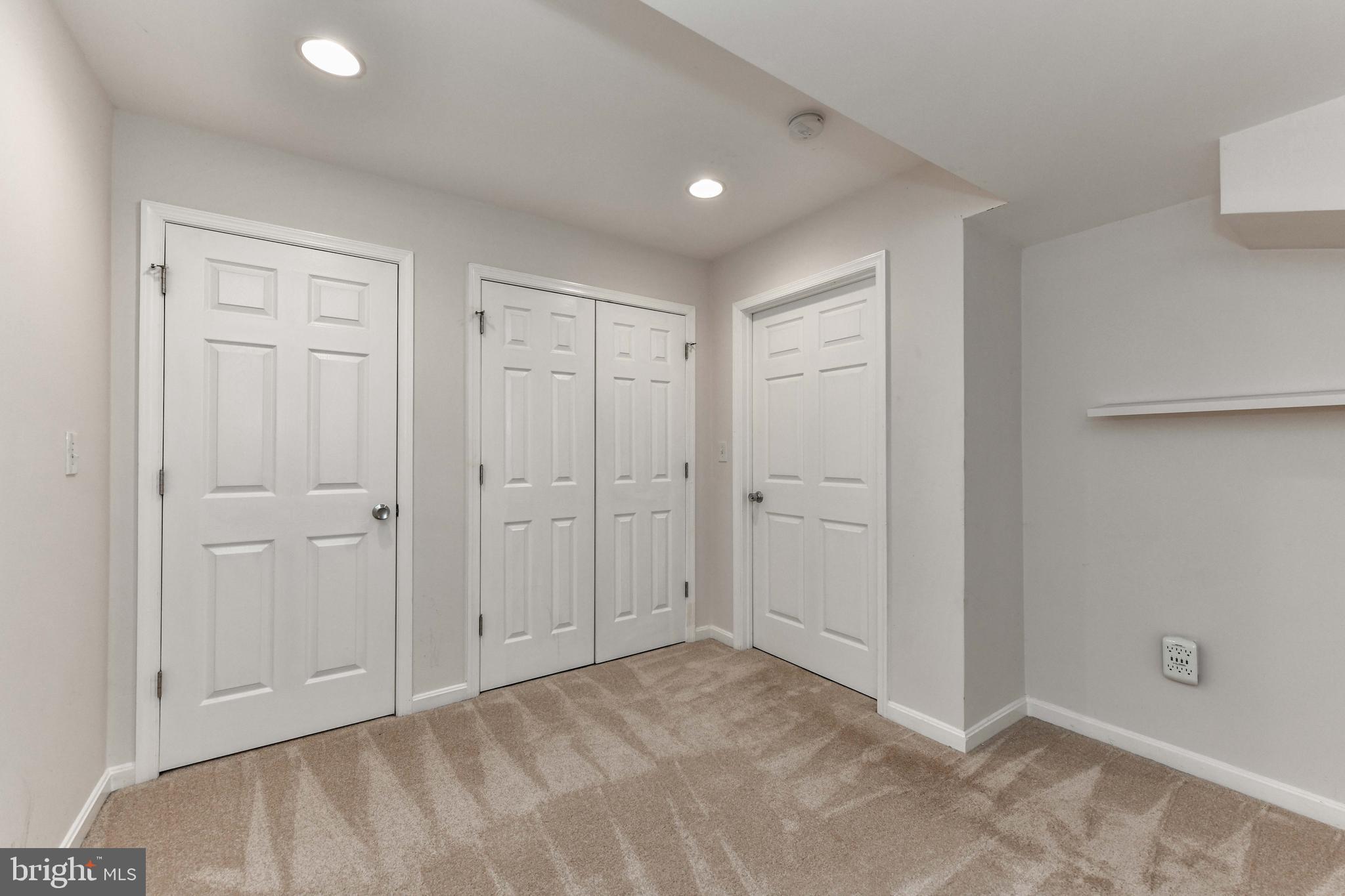 COUNTRY CLUB MANOR - Residential