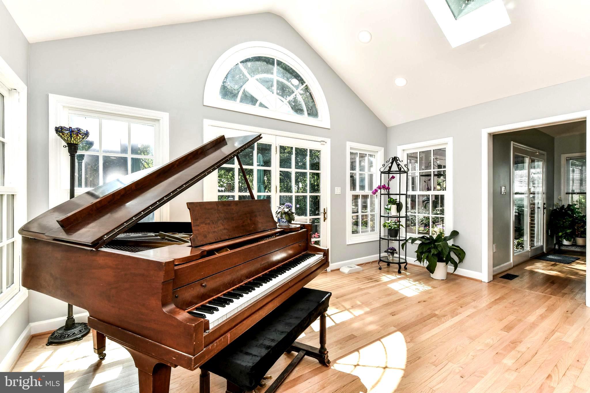 COUNTRY CLUB MANOR - Residential