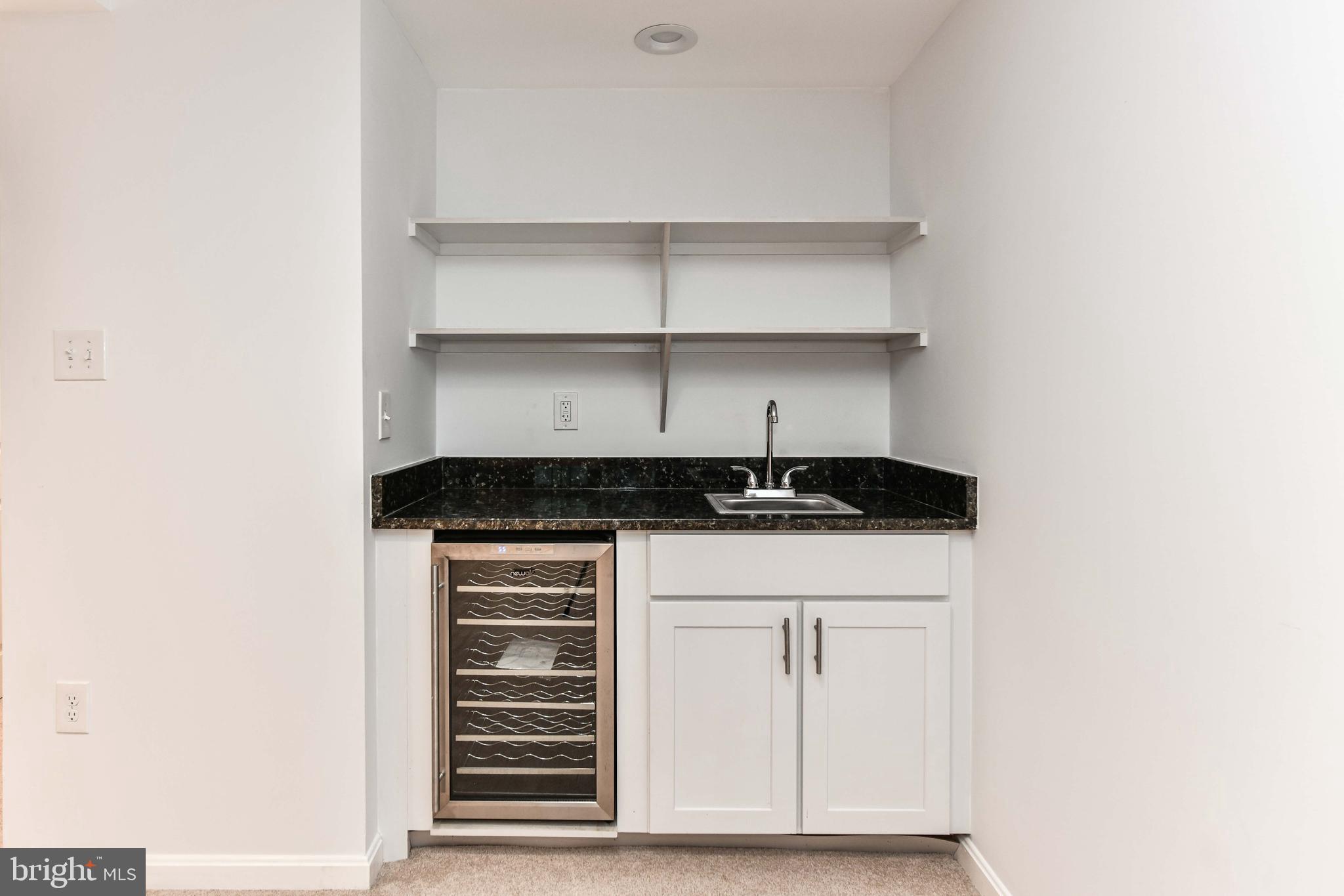 COUNTRY CLUB MANOR - Residential