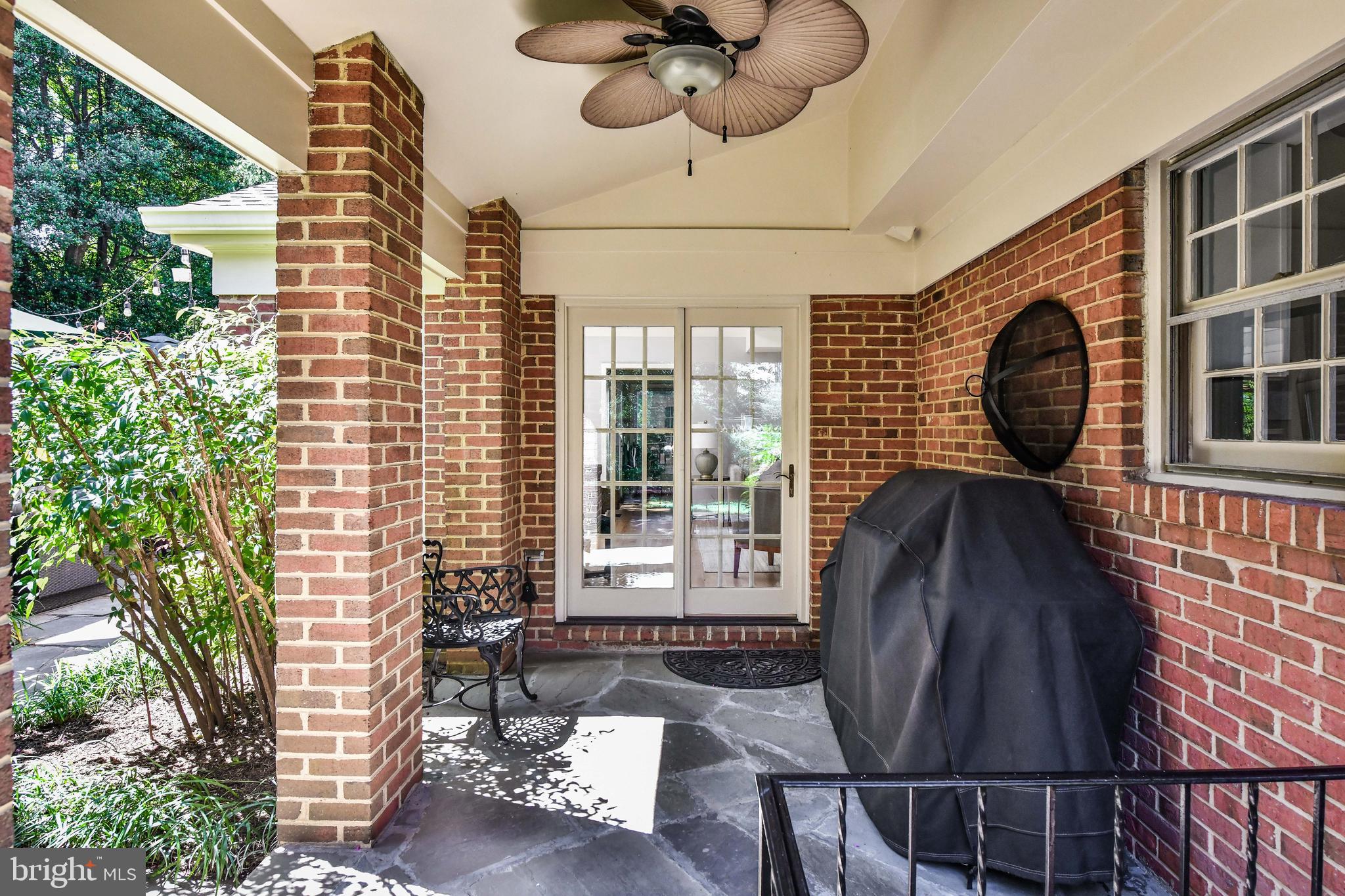 COUNTRY CLUB MANOR - Residential