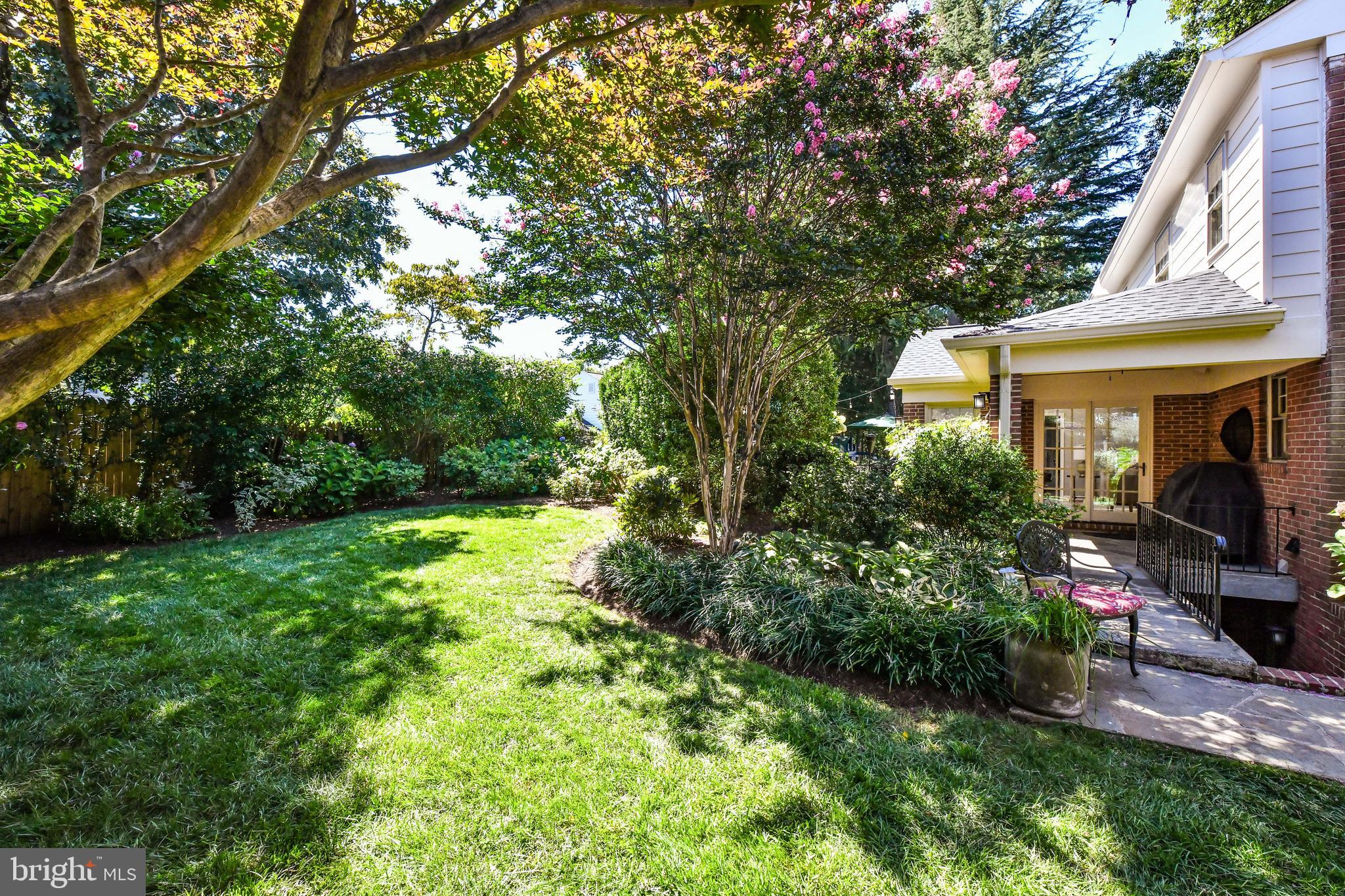 COUNTRY CLUB MANOR - Residential