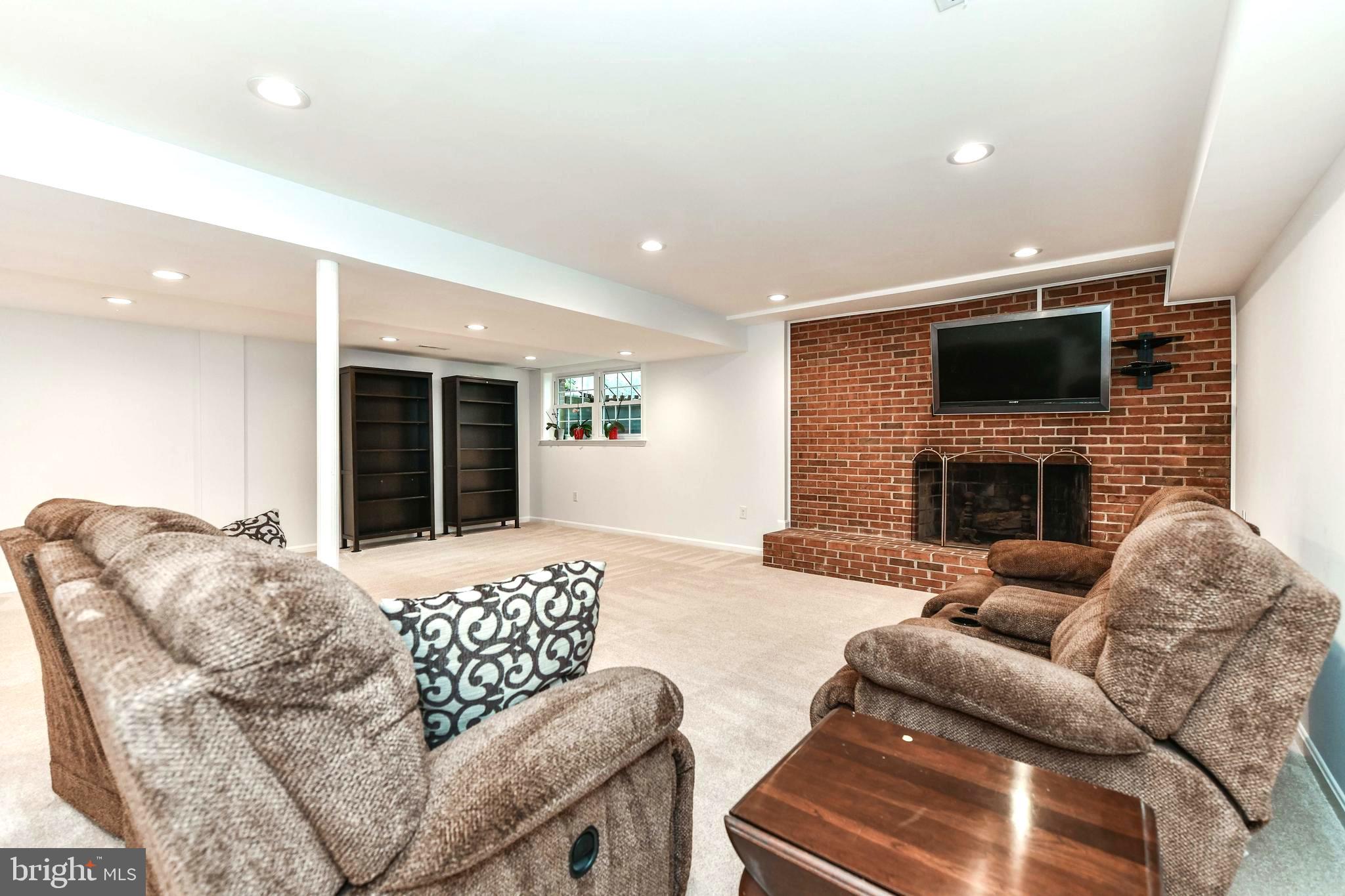 COUNTRY CLUB MANOR - Residential