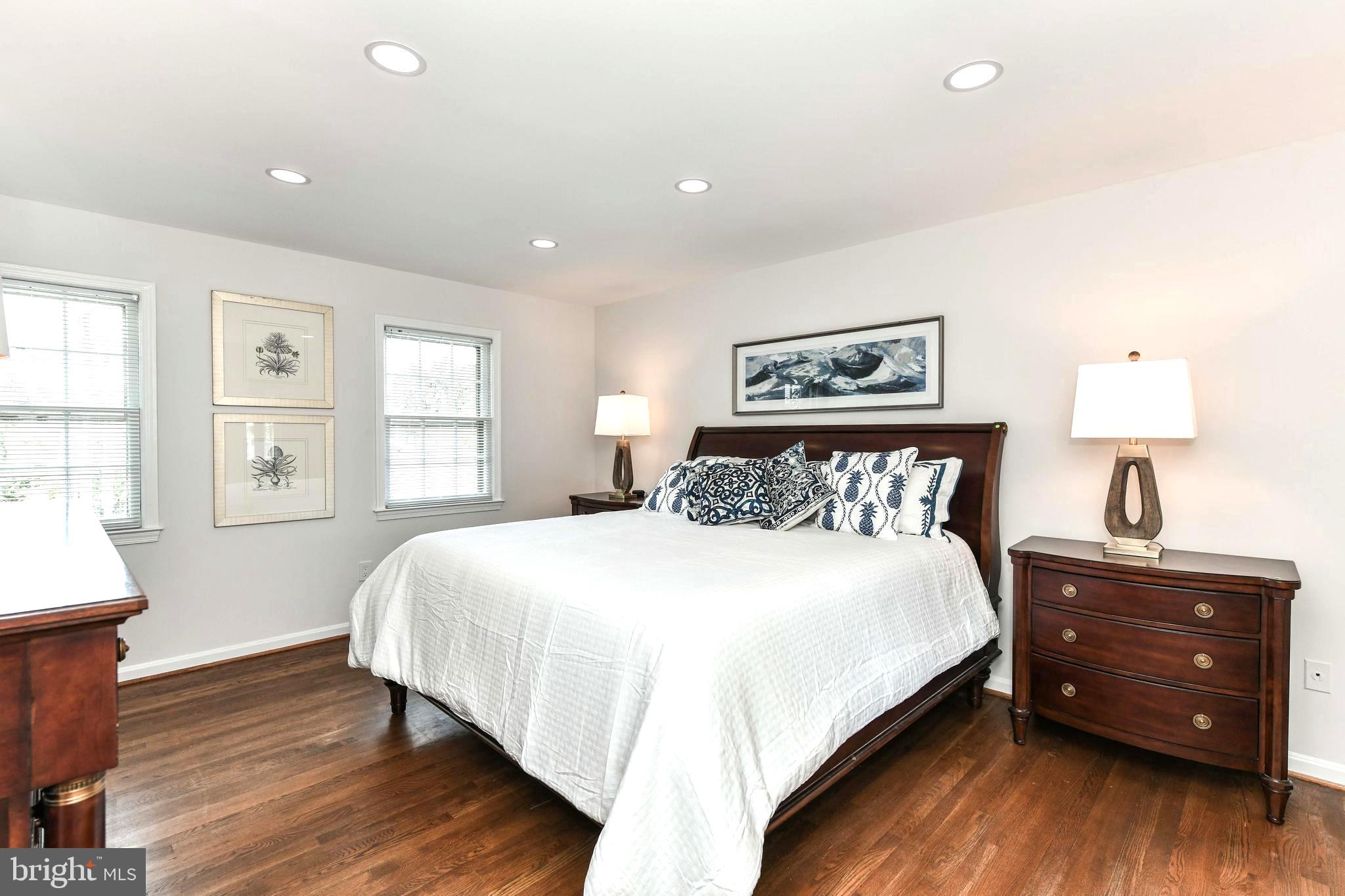 COUNTRY CLUB MANOR - Residential