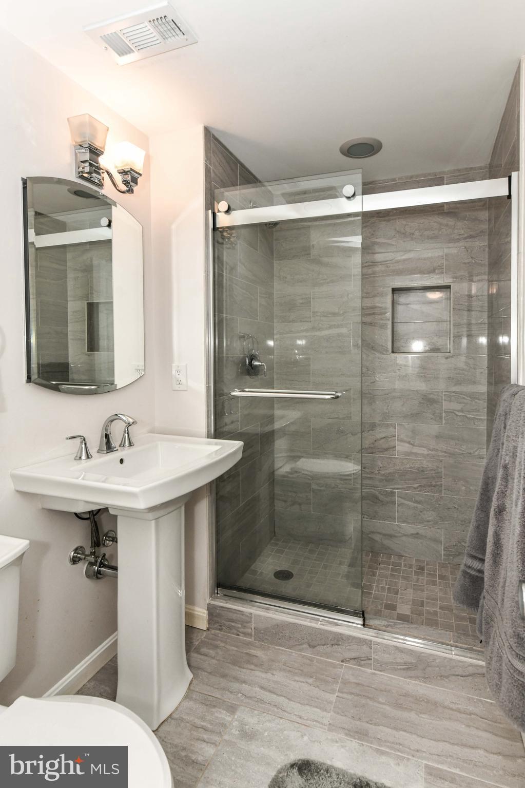 COUNTRY CLUB MANOR - Residential