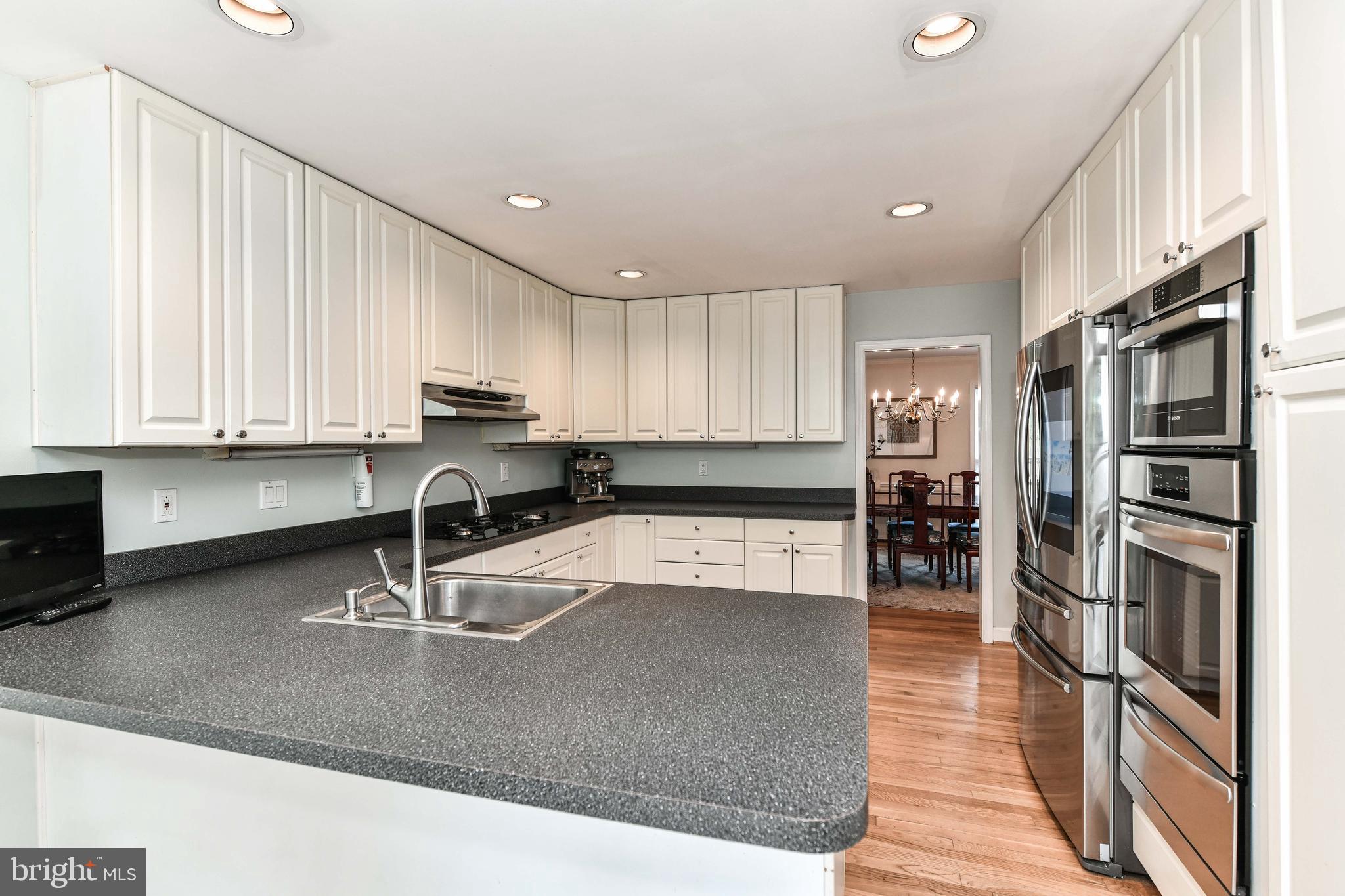 COUNTRY CLUB MANOR - Residential