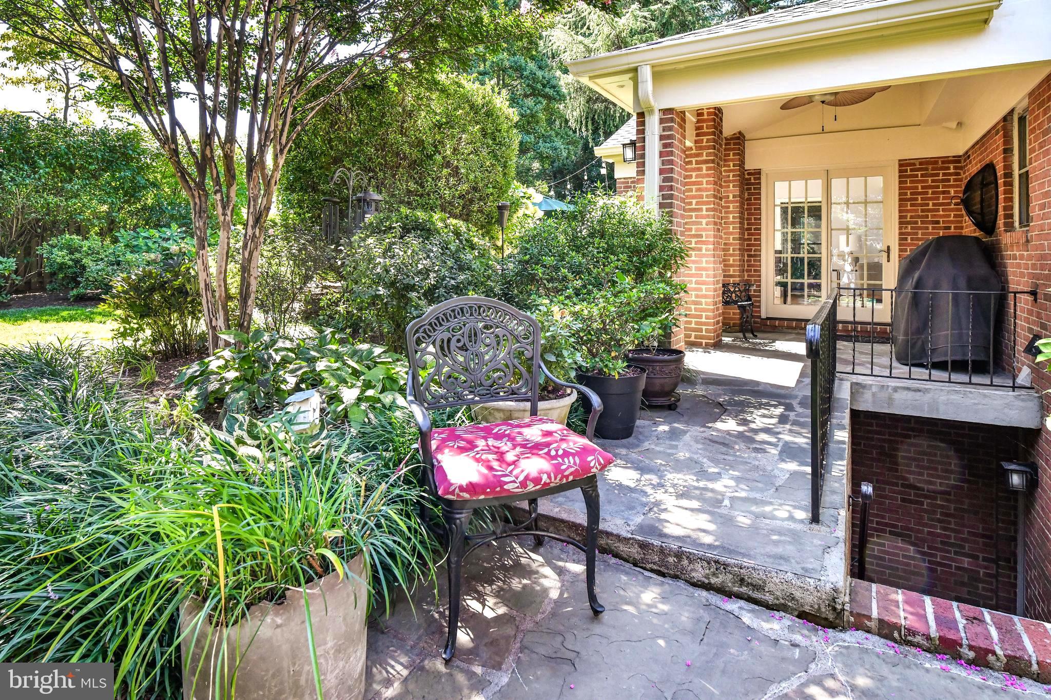 COUNTRY CLUB MANOR - Residential