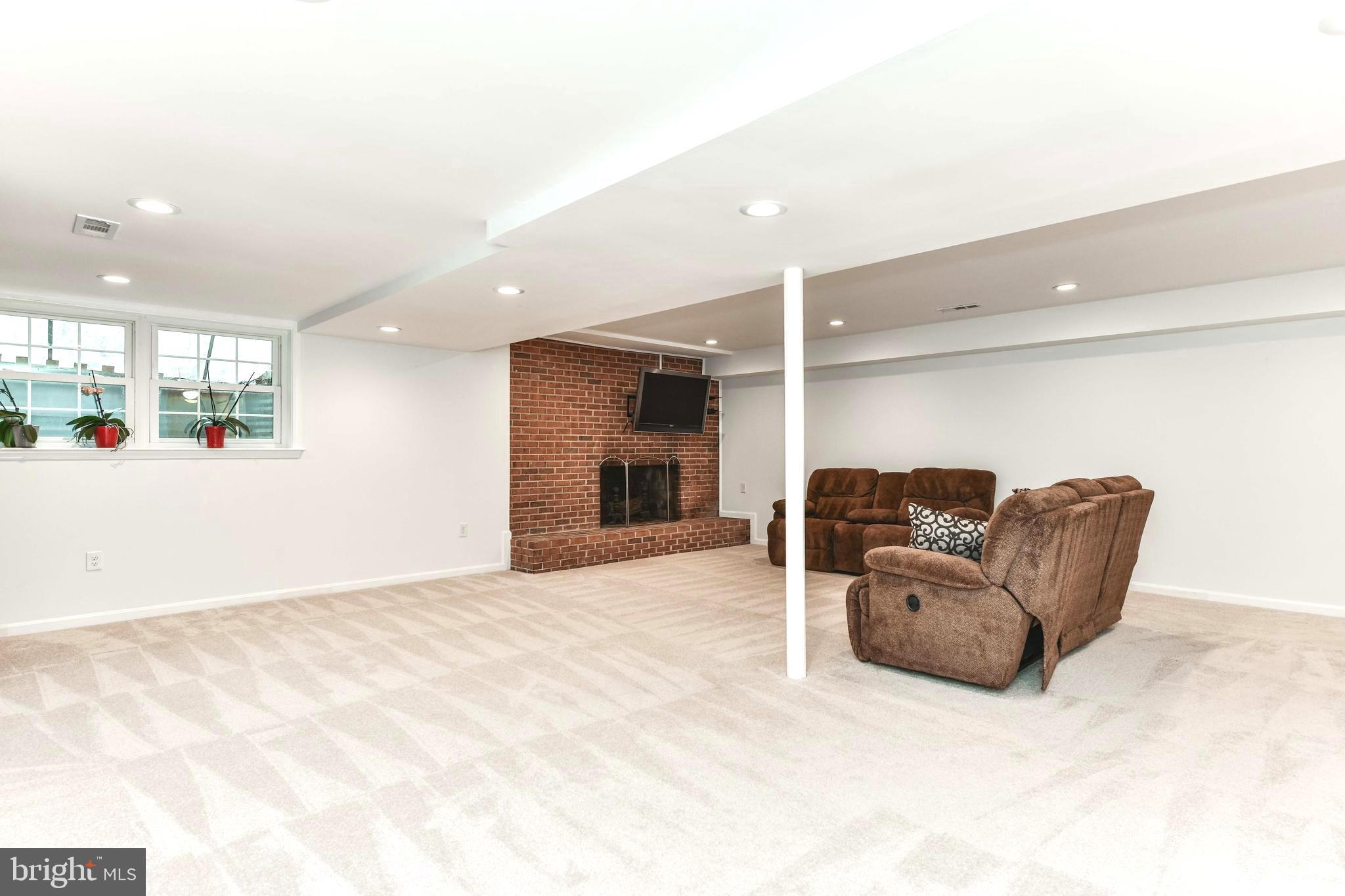 COUNTRY CLUB MANOR - Residential