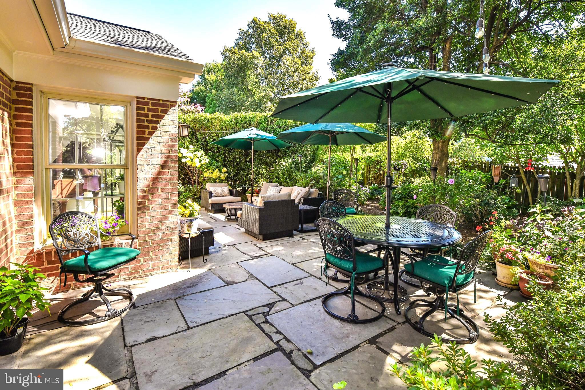 COUNTRY CLUB MANOR - Residential