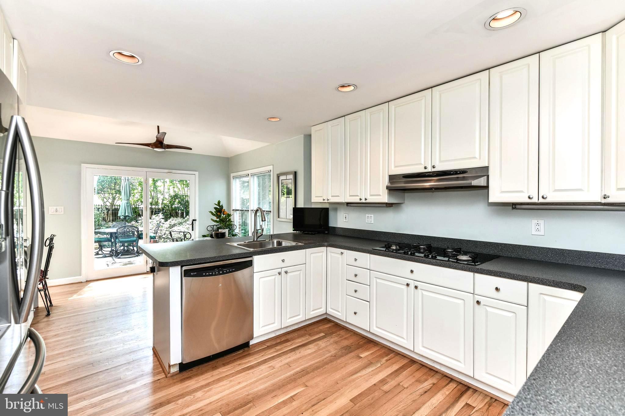 COUNTRY CLUB MANOR - Residential