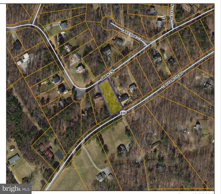 Seize the opportunity to create your dream home on this fabulous lot in Lake Land, OR! Enjoy a treasure trove of amenities, including sparkling lakes, a lively community center, a refreshing pool, basketball and tennis courts for your game, a sandy beach for sun and fun, robust security, and countless additional perks . Welcome to the good life !