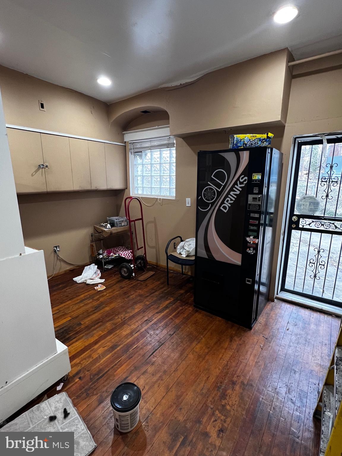 HILLEN - Commercial Sale