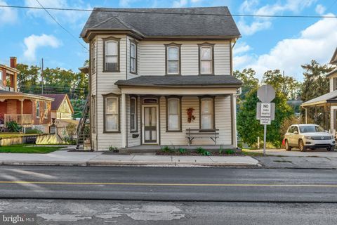Photo of 606 S MARKET ST, ELIZABETHTOWN, PA 17022 (MLS # PALA2025838)