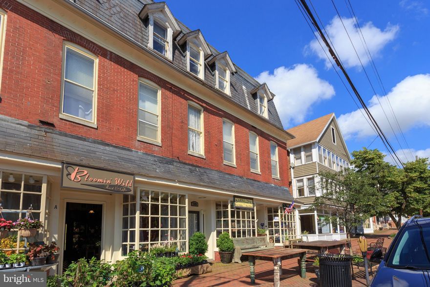 560 Square Feet in the heart of Chestertown.  Prime Location - across the street from Peoples' Bank and the Farmers' & Artisans' Market.  $800/mo