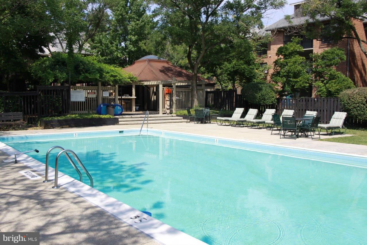 NORTH GREEN CONDOMINIUMS - Residential