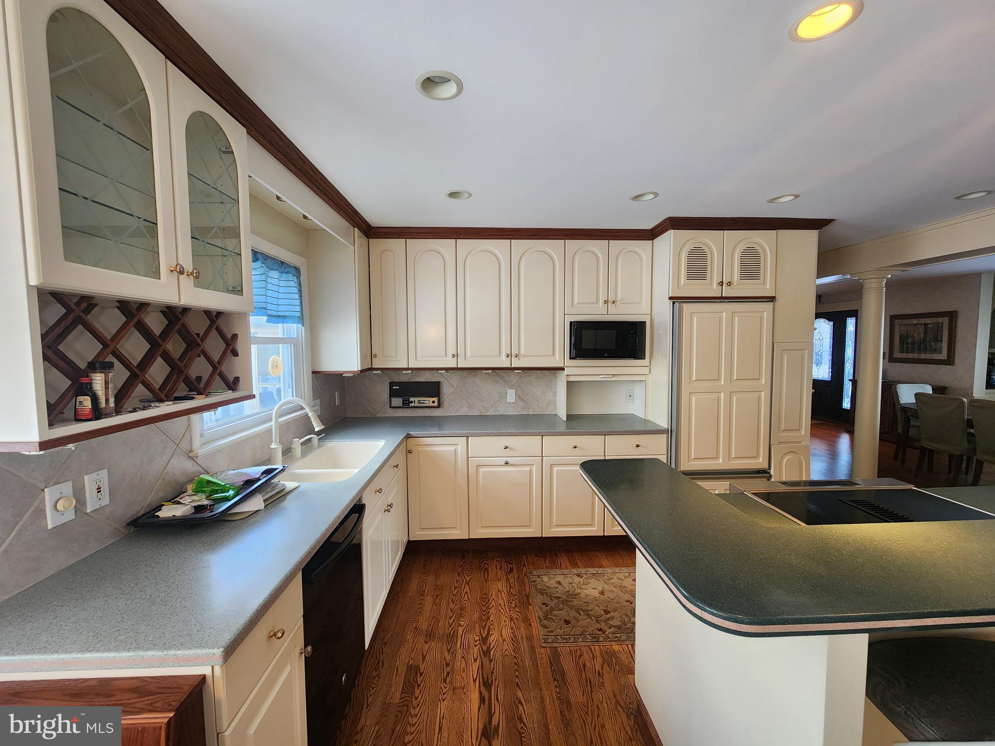 COUNTRY CLUB ESTATES - Residential