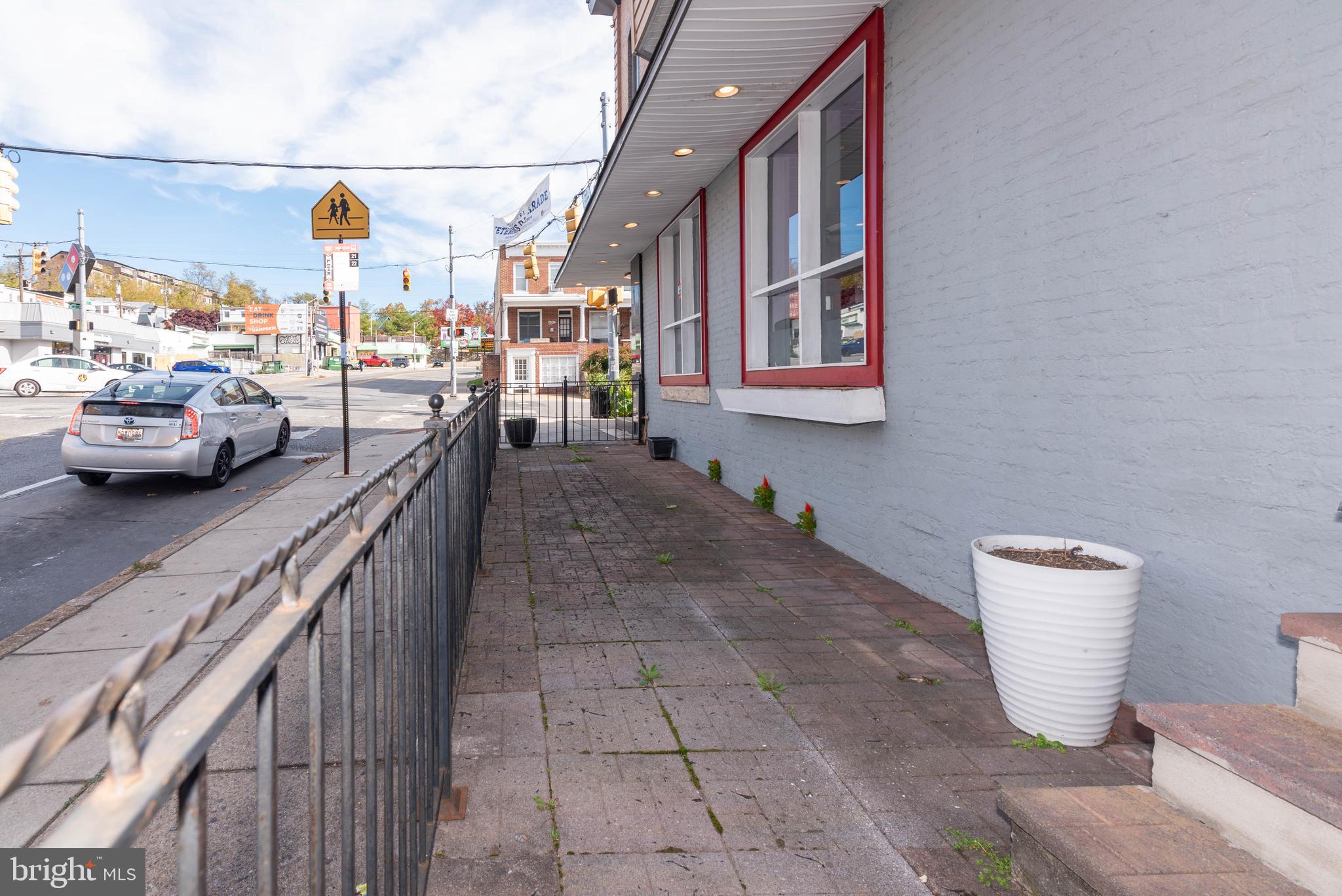 Main image without alt text