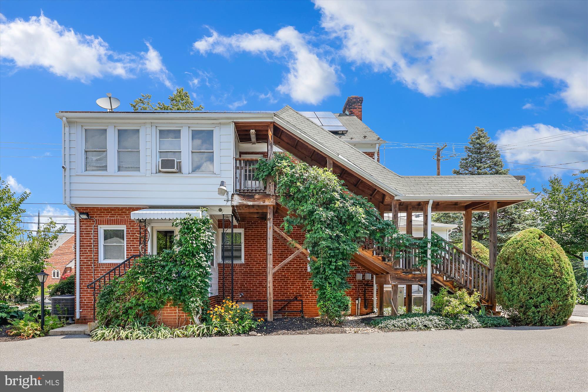 212 FREDERICK AVENUE S