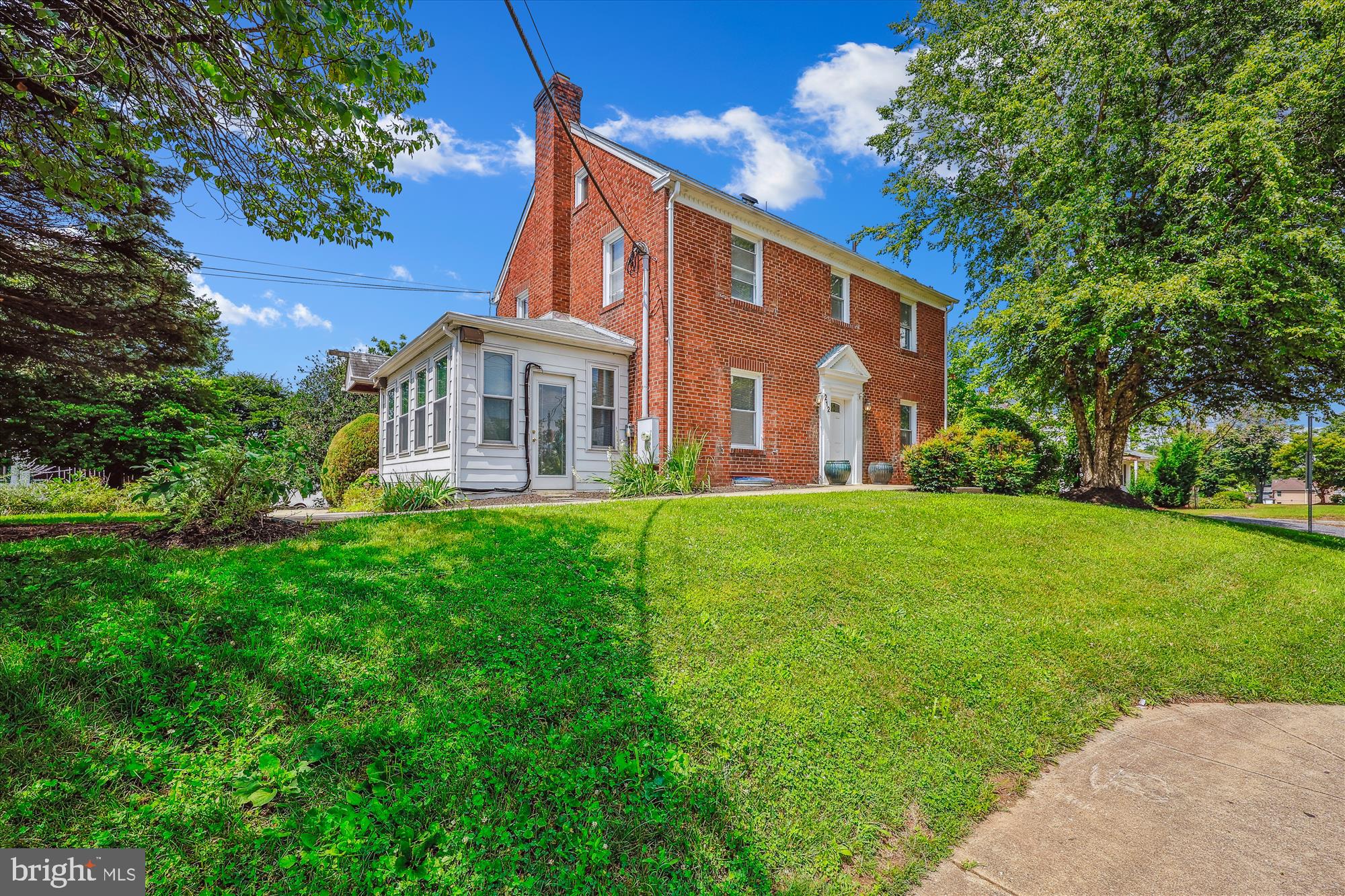 212 FREDERICK AVENUE S