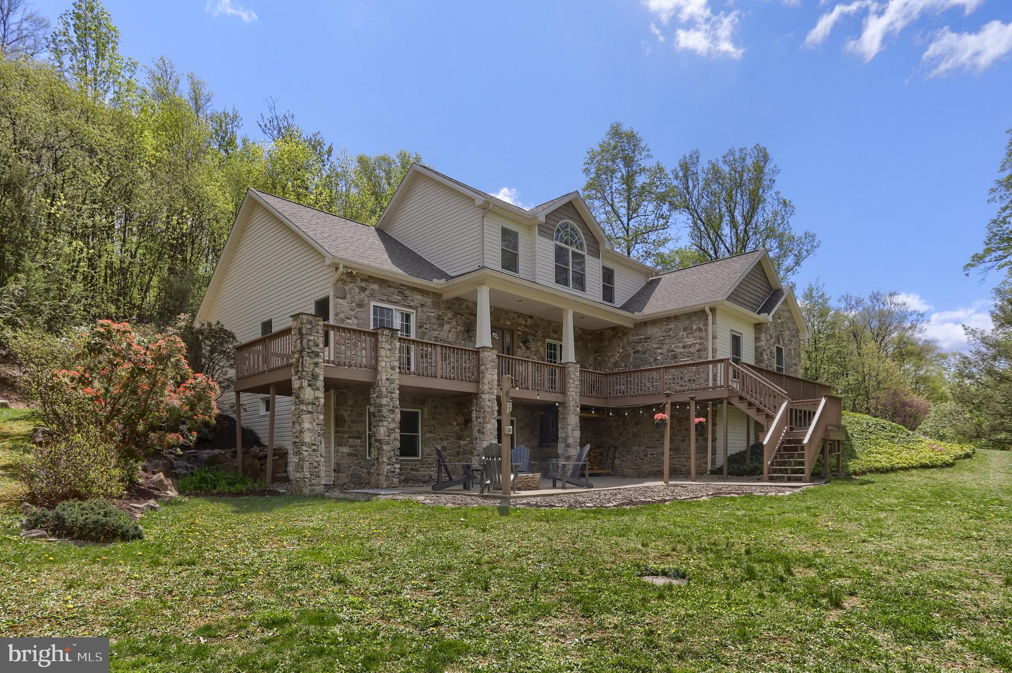 586 BLUE MOUNTAIN PARKWAY
